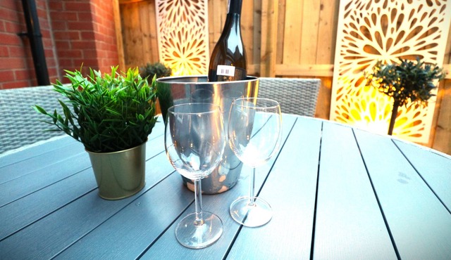 2 bedroom apartment, sea view, parking, great location, steps from the beach.