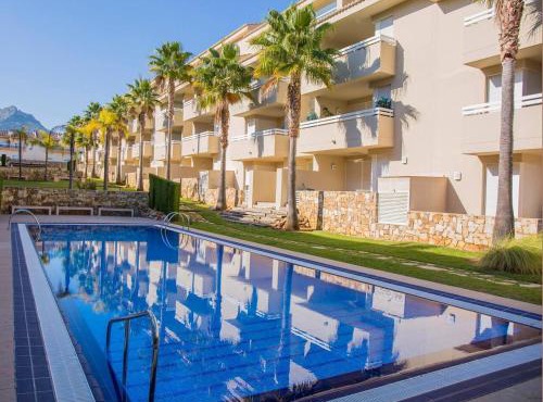 2 bedroom apartment - Sleeps 4 - Pool - Garden