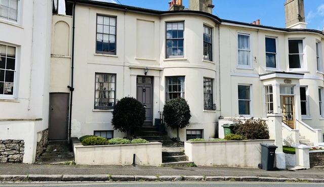 2 Bedroom Apartment ST9A, Ryde, Sleeps 4, Free Wifi