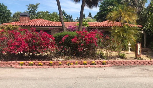 2 Bedroom Apartment - Steps to the Beach