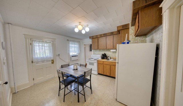 2-bedroom apartment in awesome Carbondale with AC