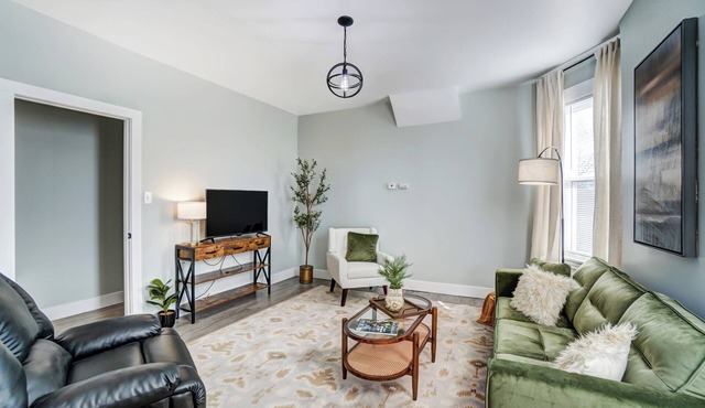 2-bedroom apartment in soothing Cincinnati with excitement only steps away!