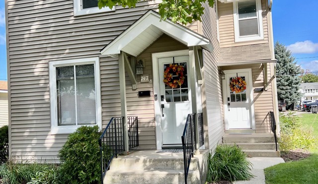 2 Bedroom Apartment Walking distance to downtown Lake Geneva
