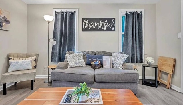 2-bedroom apartment in charming Portsmouth with AC, WiFi