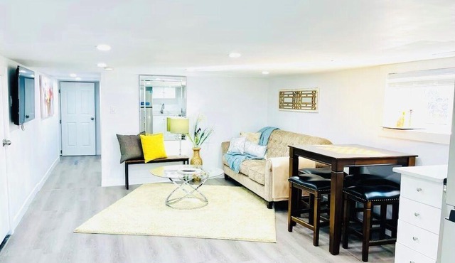 2-bedroom apartment with fast Wi-Fi, private laundry & entrance; free parking