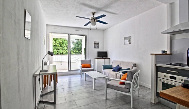 2-bedroom apartment with terrace and parking, beach 70 metres away