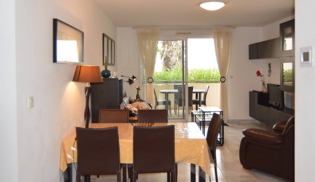 2 Bedroom Apartment with Air Conditioning and Parking, Beach and Port Walkable