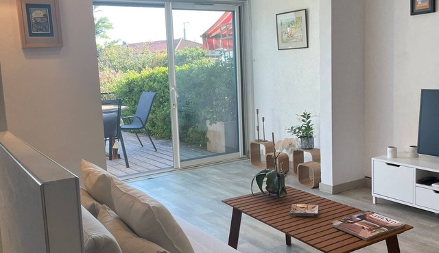 2 bedroom appartment with seaview, pool and spacious private terrace