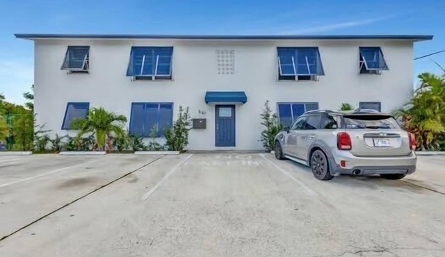 2 bedroom apt, 1st floor enjoy baseball WiFi close to the Beach & Rapids