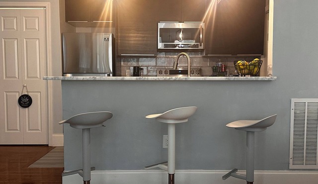 2 Bedroom Apt in the heart of Atlanta with Wi-Fi and EV charging station!