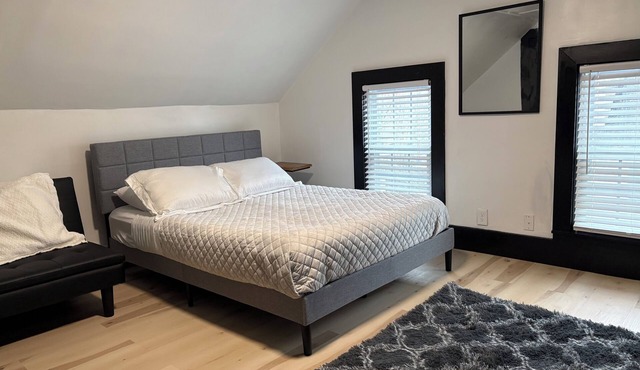 2-Bedroom Apt w/3 Beds ~ Washer/Dryer & Parking!