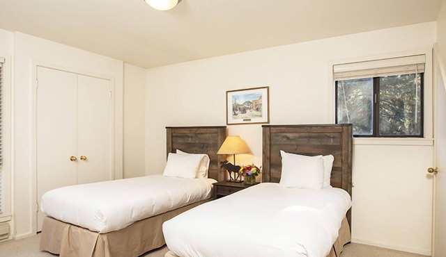2 Bedroom Atelier Condo w/ Mountain Views, Quick Access to Village Shops & Pool