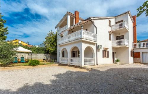 2 Bedroom Awesome Apartment In Omisalj