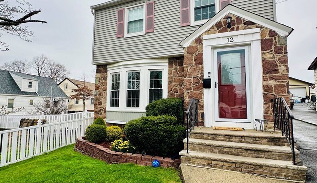 2-bedroom basement apartment in welcoming Belleville with WiFi, AC