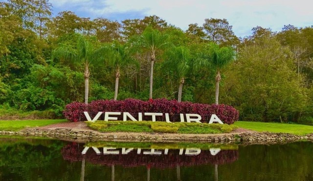 2 bedroom/bathroom, 1st floor condo at the quiet Ventura Country club!