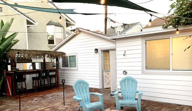 2 bedroom beach cottage with a yard including bikes, firepit