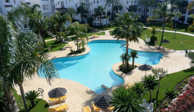 2 Bedroom Beachside Apartment Overlooking Pool & Palm Trees On New Golden Mile