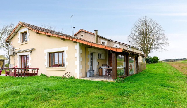2 bedroom beautiful home in Scorbé-Clairvaux