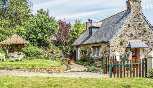 2 bedroom beautiful home in Plouguiel