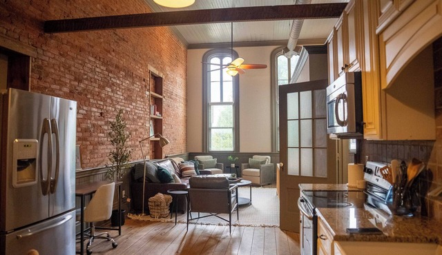 2-bedroom Beautiful, large DTown Marshall Apartment with WiFi, AC