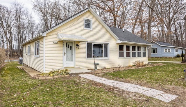 2 bedroom bedroom 1 bath by the lake.
