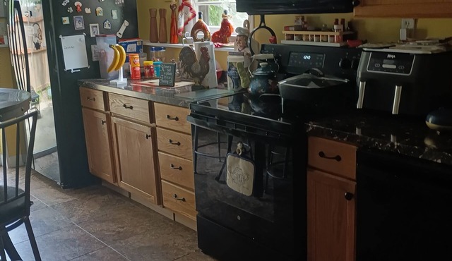 2-bedroom bedroom in tranquil Kansas City with AC 15 min to Arrow Head