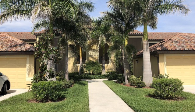 2 bedroom Bradenton Florida condo with golf membership 1720 square feet