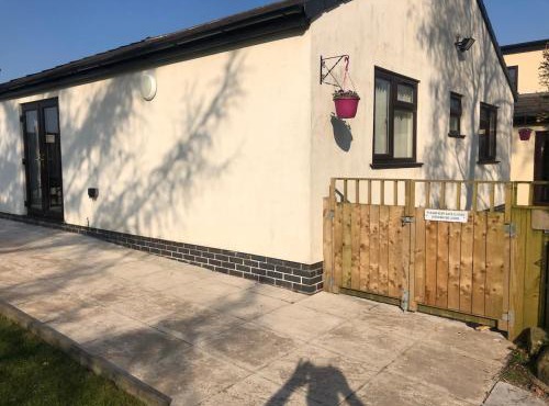 2 bedroom bungalow, 15 minutes to Alton Towers, dog friendly