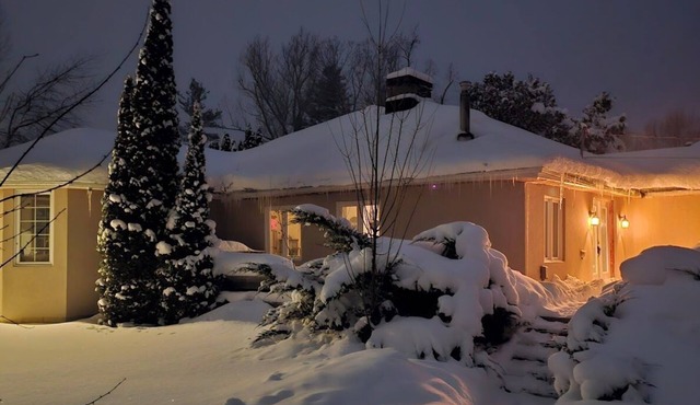 2-bedroom bungalow back to th golf course in welcoming Innisfil