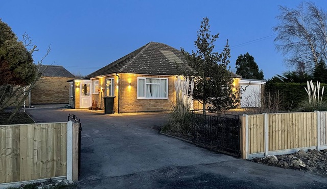 2 Bedroom Bungalow Pet Friendly with Hot Tub.