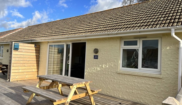 2 Bedroom Bungalow SV58, Seaview, Isle of Wight, Dog Friendly, free wifi