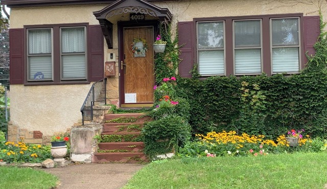 2-bedroom bungalow in lovely Minneapolis with cool AC breeze