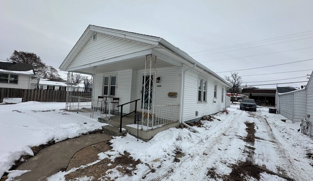 2-bedroom bungalow in beautiful Springfield with AC and charm