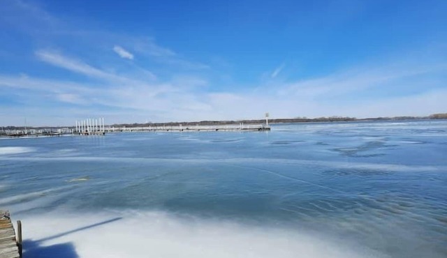 2 Bedroom Cottage 100 yards to water. Dock & Ramp.