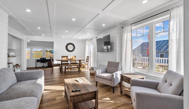 2-Bedroom Modern Cottage - Bay Views and Minutes from Thunder Cove & Twin Shores