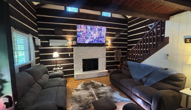 2-bedroom cabin located in the foothills of N.Wilkesboro & 8-mins to Speedway!