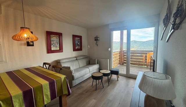 2-Bedroom Cabin Apartment with Parking, Lake View