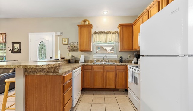 2-Bedroom Cabin at Waterfront Resort with Pool and Boat Slip Access