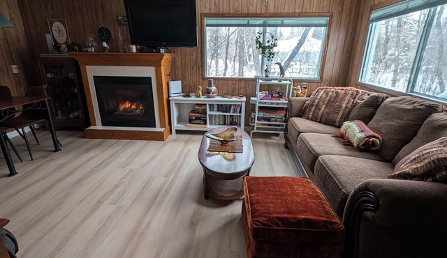 2-bedroom cabin in Matlock with parking to accommodate 2 trucks and 16' trailers