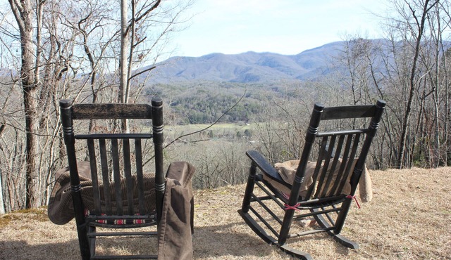 2-bedroom cabin just 13 minutes from Great Smoky Mountains National Park