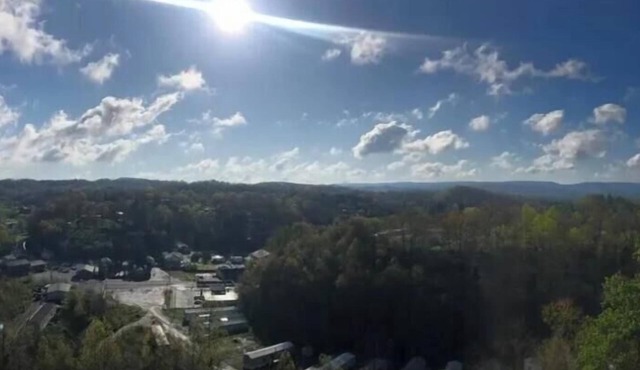 2-bedroom cabin located at Gold & Blue Cabins in Bluefield