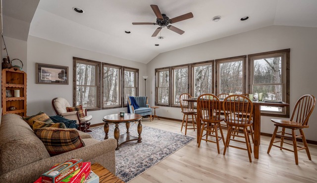2 bedroom cabin near Sugar Lake 15 minutes from Grand Rapids. Very private