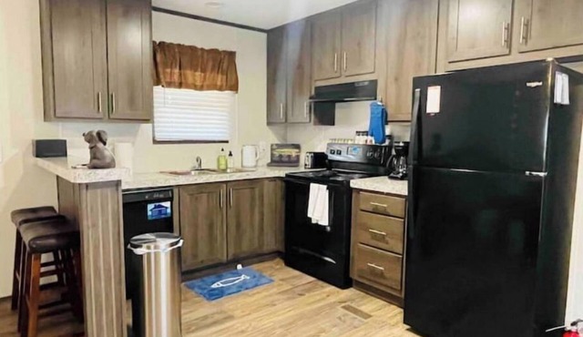 2 bedroom cabin near the Lake with private hottub.