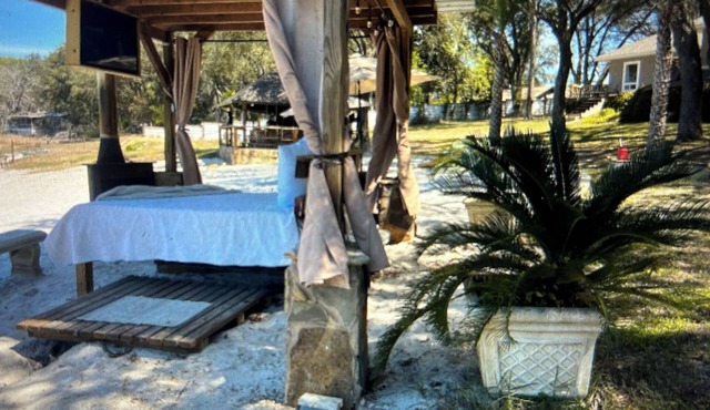 2 Bedroom Cabin on Private Beach with Tiki bar & Cabana!