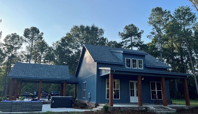 2-bedroom cabin overlooking a private lake with dock and kayaks