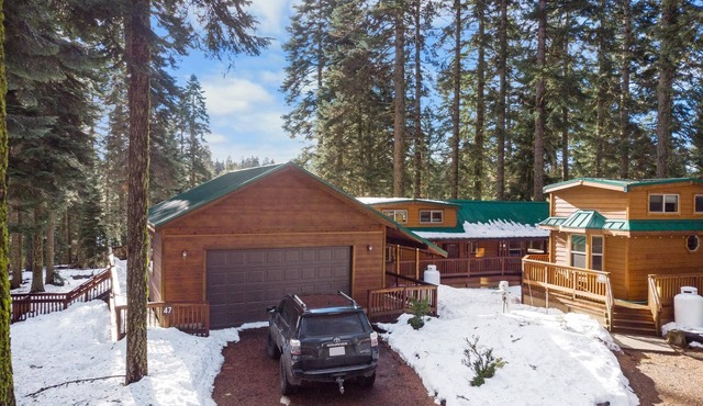 2 bedroom cabin plus loft, huge deck, lodge-style furnishings.