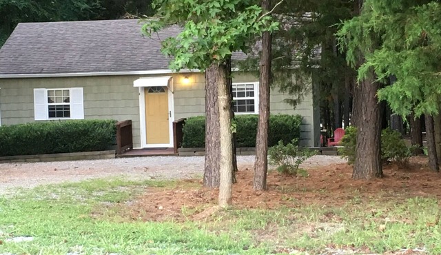 2 Bedroom Cabin Private Yard, Dock. Pets welcome. Hwy 58 Buggs Island -Kerr Lake