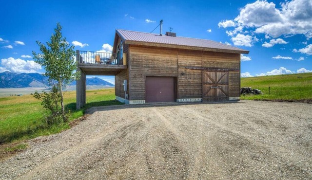 2-bedroom cabin with views of the Madison River!