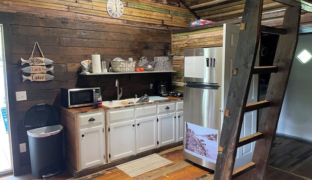 2-bedroom cabin with AC, WiFi in charming Spartanburg SC on the Pacolet River.