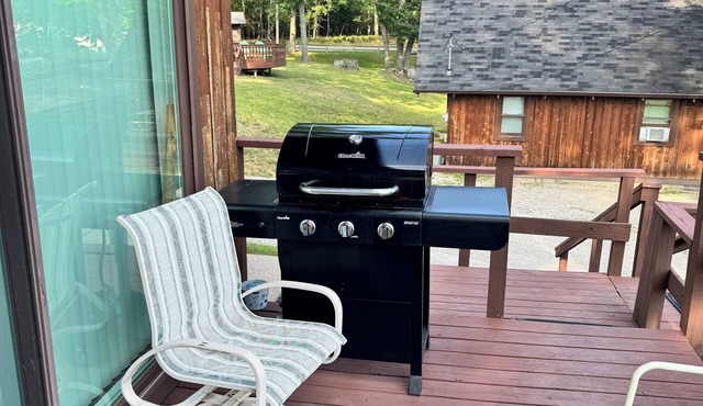 2-bedroom cabin with AC on a secluded cove of Lake Ogemaw.